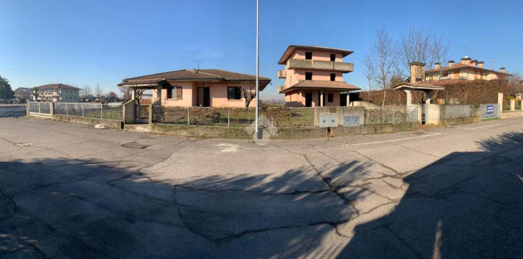 Casa Indipendente in vendita a Pontoglio via Grazia Deledda