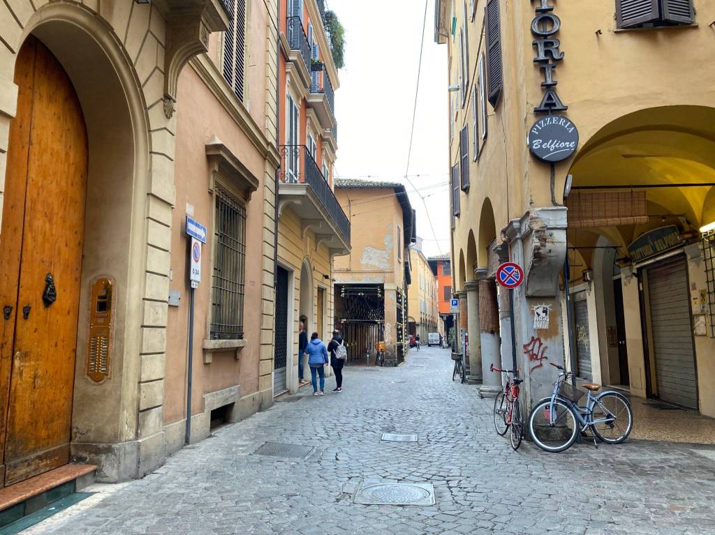Magazzino in affitto a Bologna via Marsala