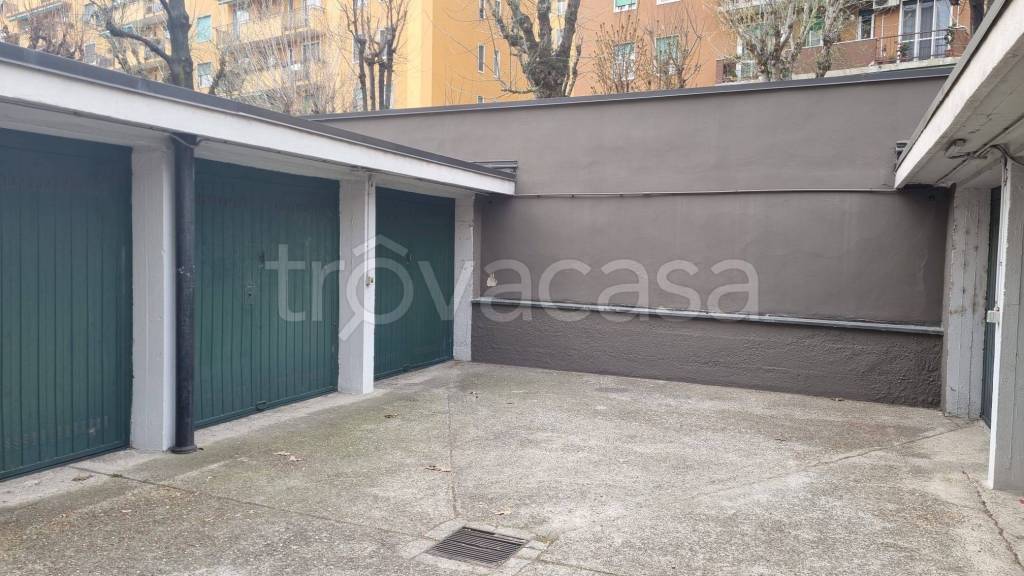Garage in affitto a Milano via Maniago, 15