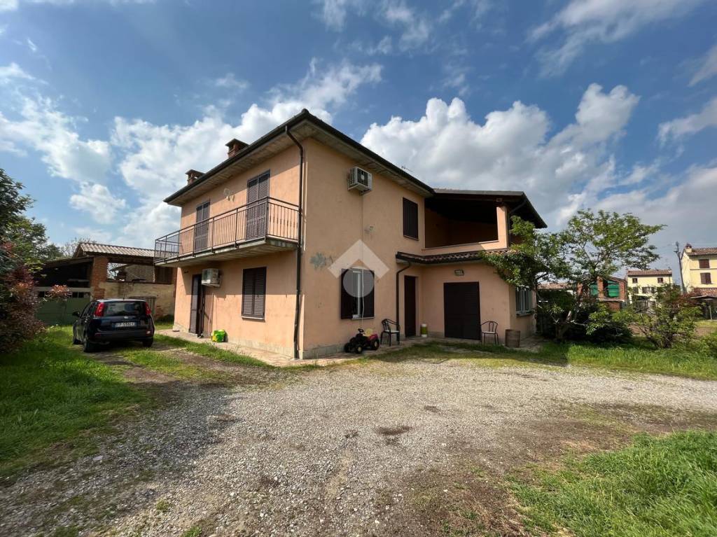 Casa Indipendente in vendita a Stradella regione Santa Maria, 60