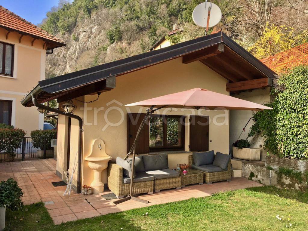 Villa in vendita a Maccagno con Pino e Veddasca via Giuseppe Verdi