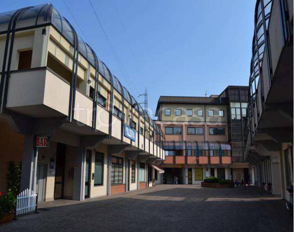 Intero Stabile in vendita a San Donato Milanese via Angelo Moro,37