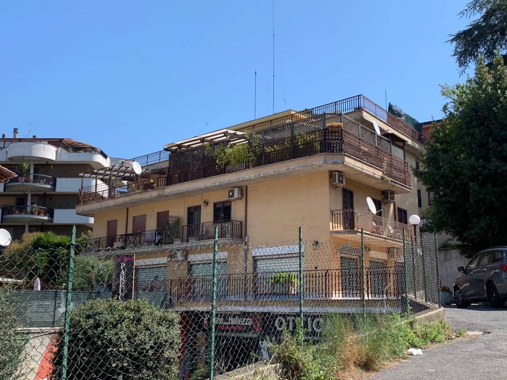 Appartamento in vendita a Roma via Carlo Bertolazzi
