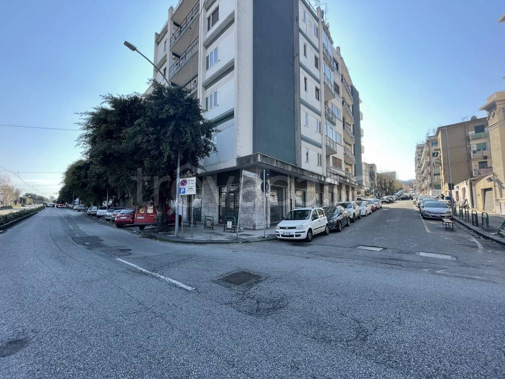 Negozio in affitto a Messina viale della Libertà, 115