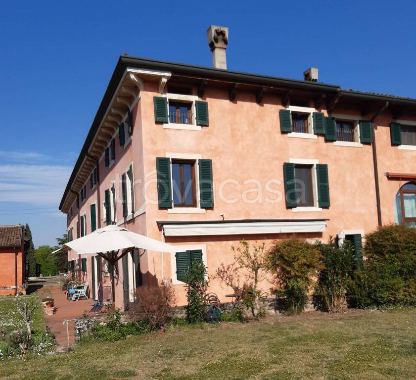 Villa a Schiera in vendita a Verona via Mantovana