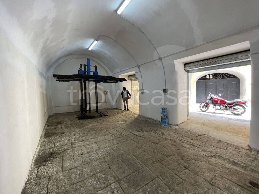 Garage in affitto a Napoli riviera Di Chiaia, 66
