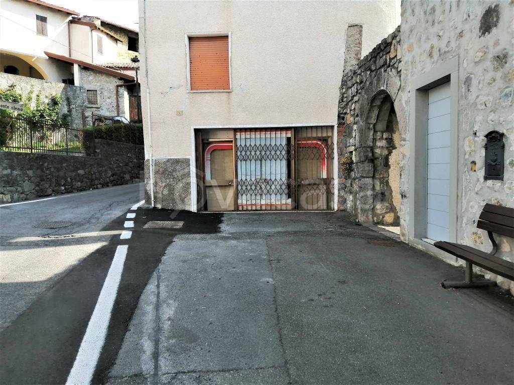 Casa Indipendente in vendita a Solto Collina via Chiesa