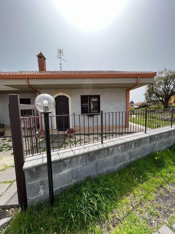 Villa in vendita ad Aci Sant'Antonio via Papa Giovanni XXIII