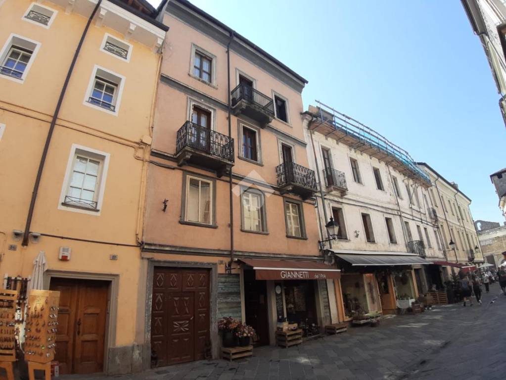 Intero Stabile in vendita ad Aosta via Sant' Anselmo, 20