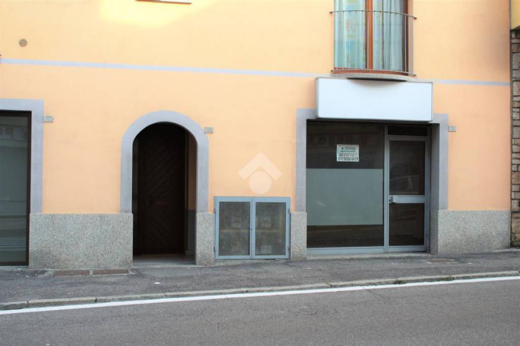 Negozio in affitto a Darfo Boario Terme via Guglielmo Marconi