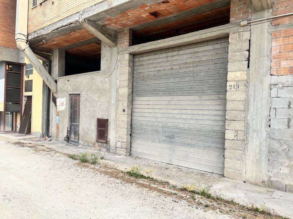Garage in vendita a Isola del Liri via Roma