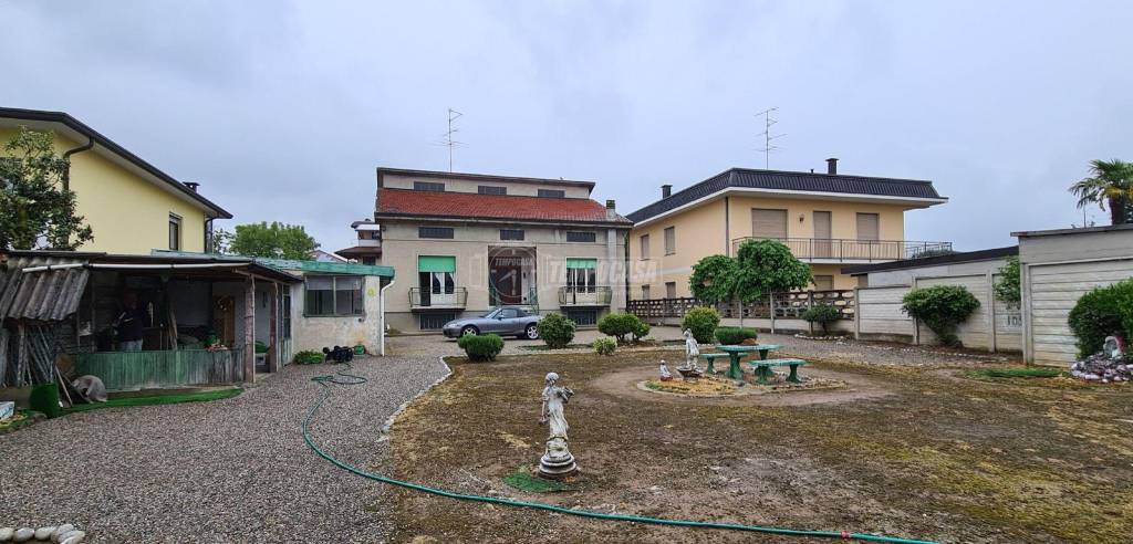 Villa in vendita a Lazzate via Bruno Buozzi