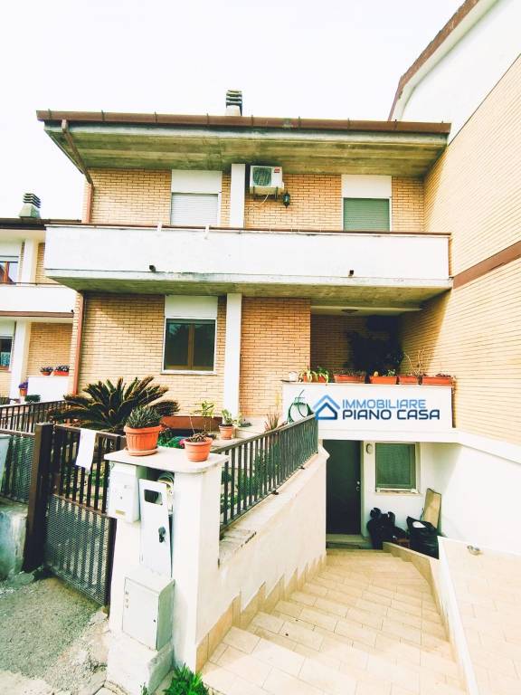 Villa a Schiera in vendita a Terracina via Giuliano dei Medici, 43