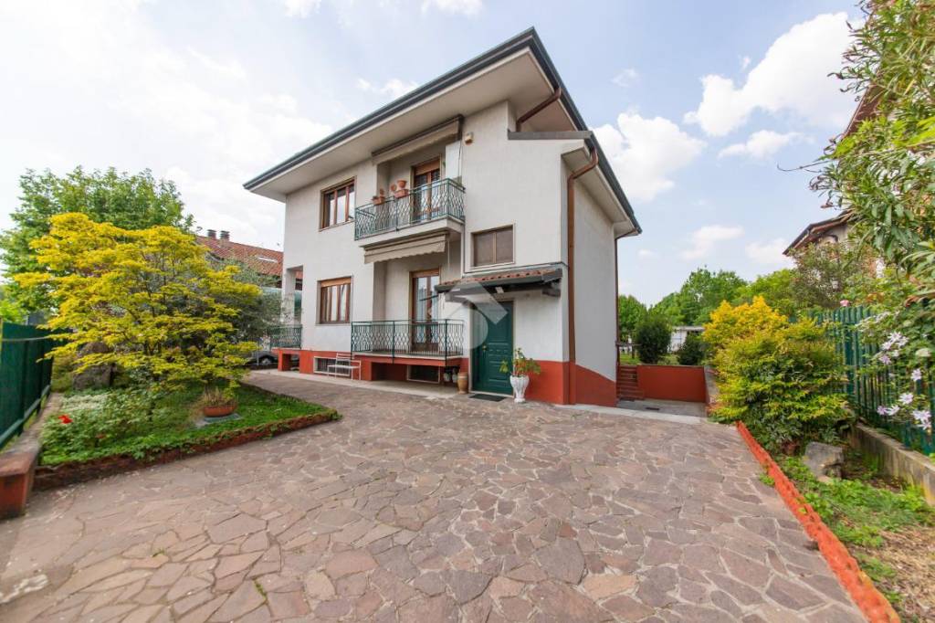 Villa Bifamiliare in vendita a Lainate via Cagnola, 17