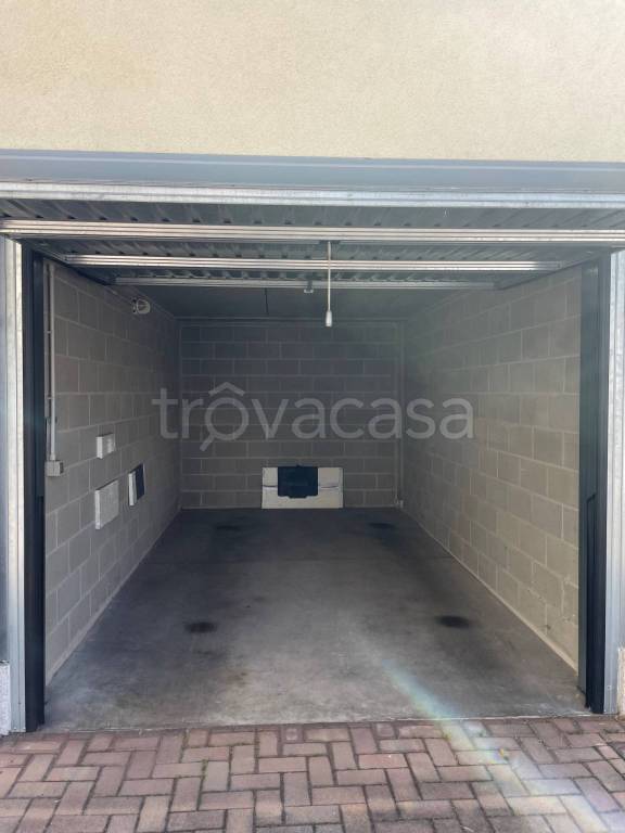 Garage in affitto a Busto Arsizio via Rodolfo Gallazzi, 16