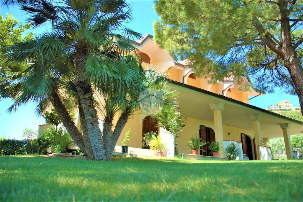 Villa in vendita a San Benedetto del Tronto contrada montecretaccio, 12
