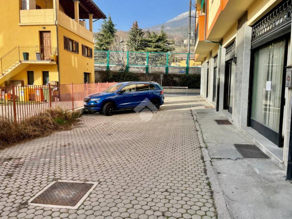 Negozio in affitto ad Aosta via valli valdostane, 29