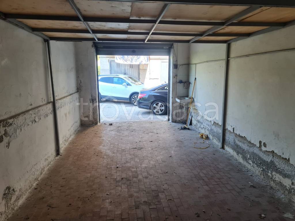 Garage in affitto a Quarto corso Italia, 379