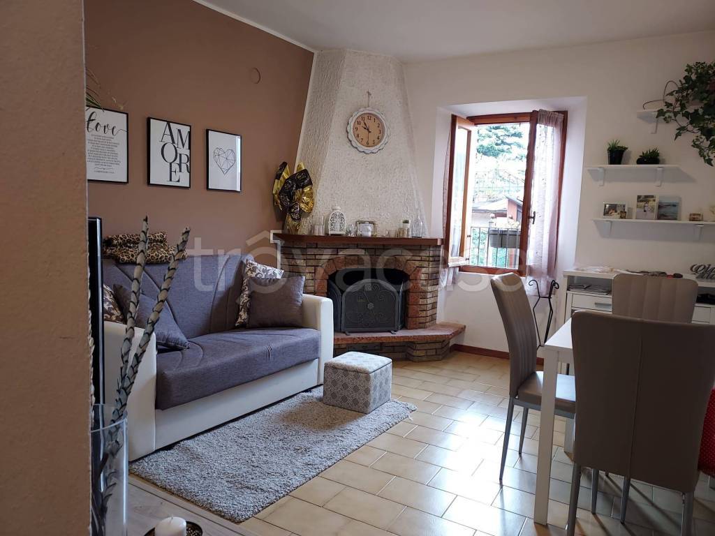 Appartamento in in vendita da privato a Caslino d'Erba via Camillo Benso di Cavour, 14
