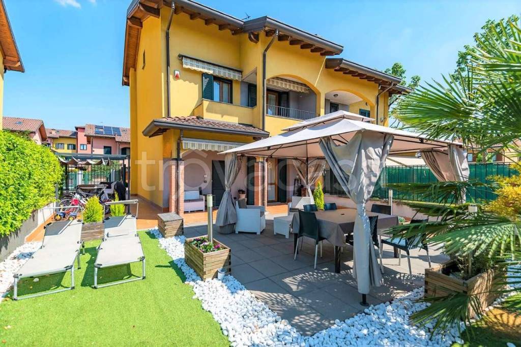 Villa in vendita a Lainate via De Amicis 39