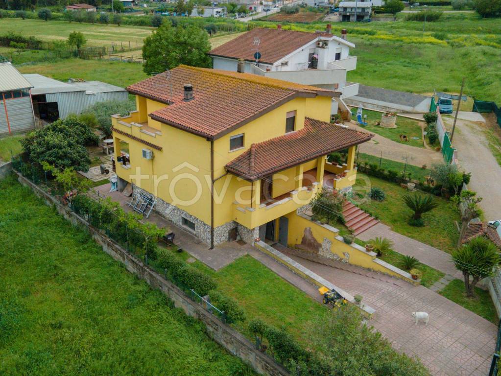 Villa in vendita ad Aprilia strada Regionale Pontina