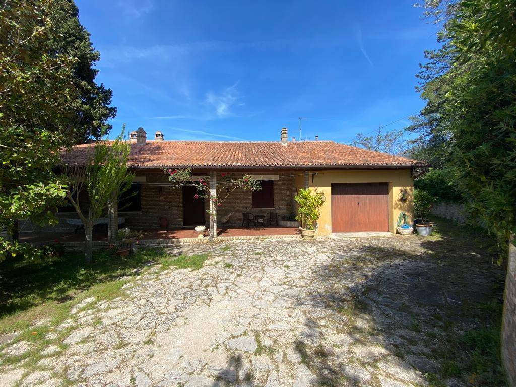 Villa in vendita a Pesaro strada della Puglia, 13
