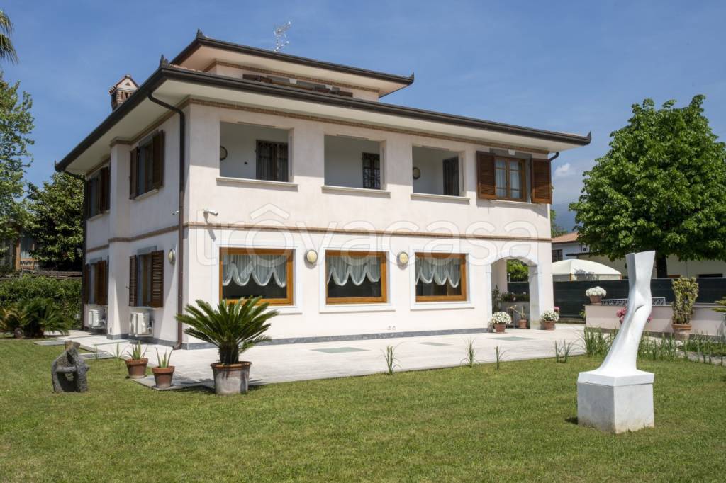 Villa in affitto a Forte dei Marmi via della Barbiera, 17