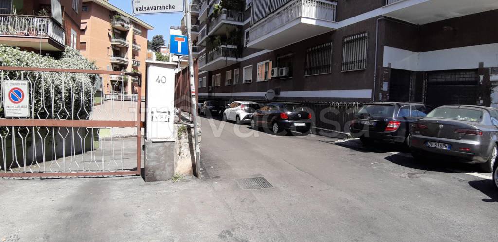 Garage in vendita a Roma via Valsavaranche, 40