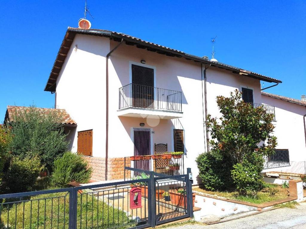 Villa Bifamiliare in vendita a Bevagna via Collepoppo