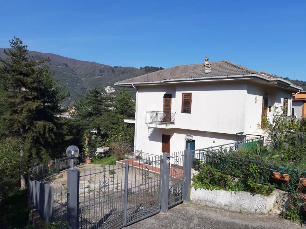 Casa Indipendente in vendita a Diano Arentino strada villatalla, 11