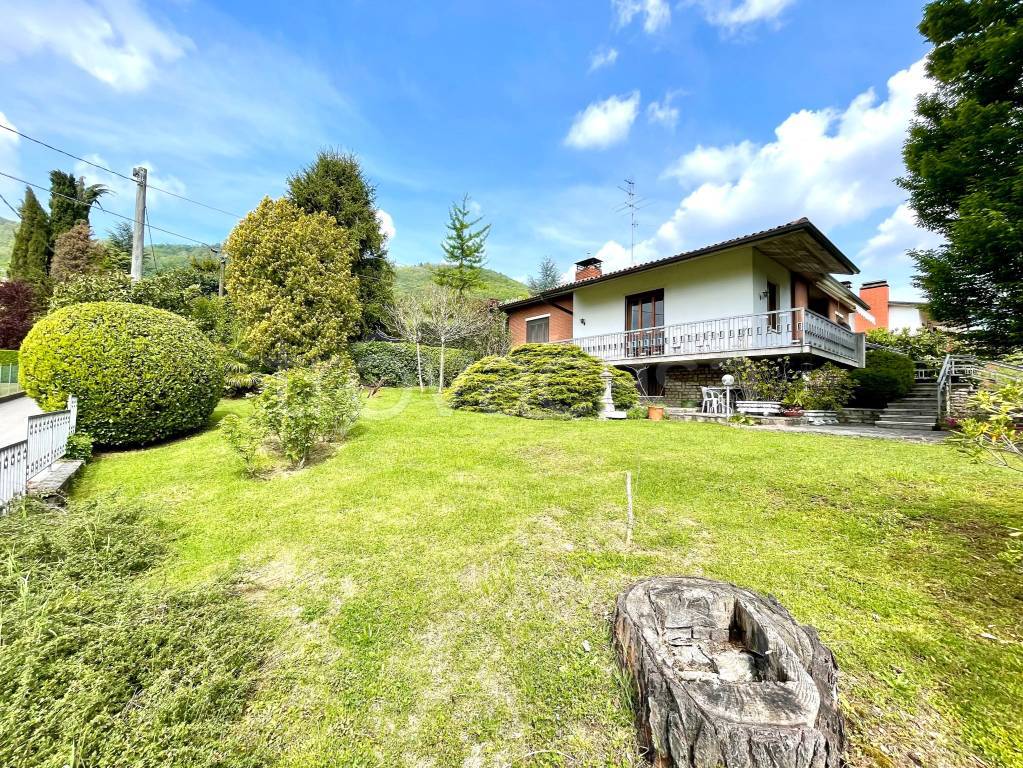 Villa in vendita ad Alzano Lombardo via Gustinelli