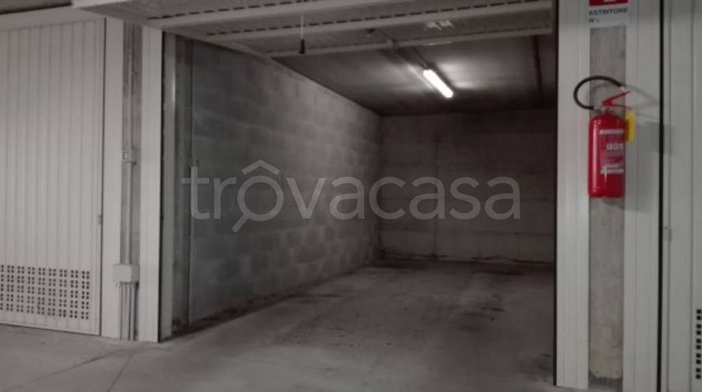 Garage in vendita ad Arona via Umberto Broggi, 1