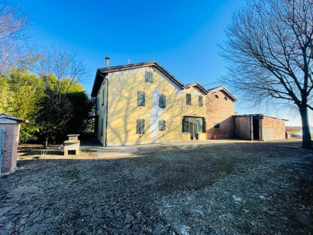 Casa Indipendente in vendita a Castelnovo di Sotto via Pasubio, 1