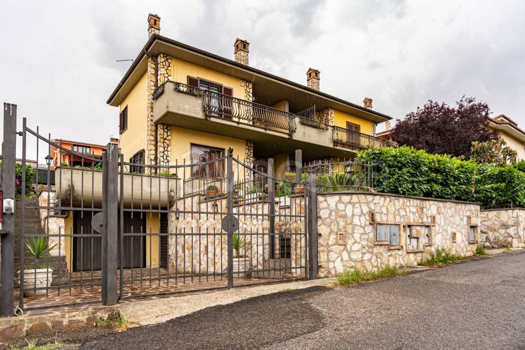 Villa Bifamiliare in vendita a Rignano Flaminio via del Caravaggio