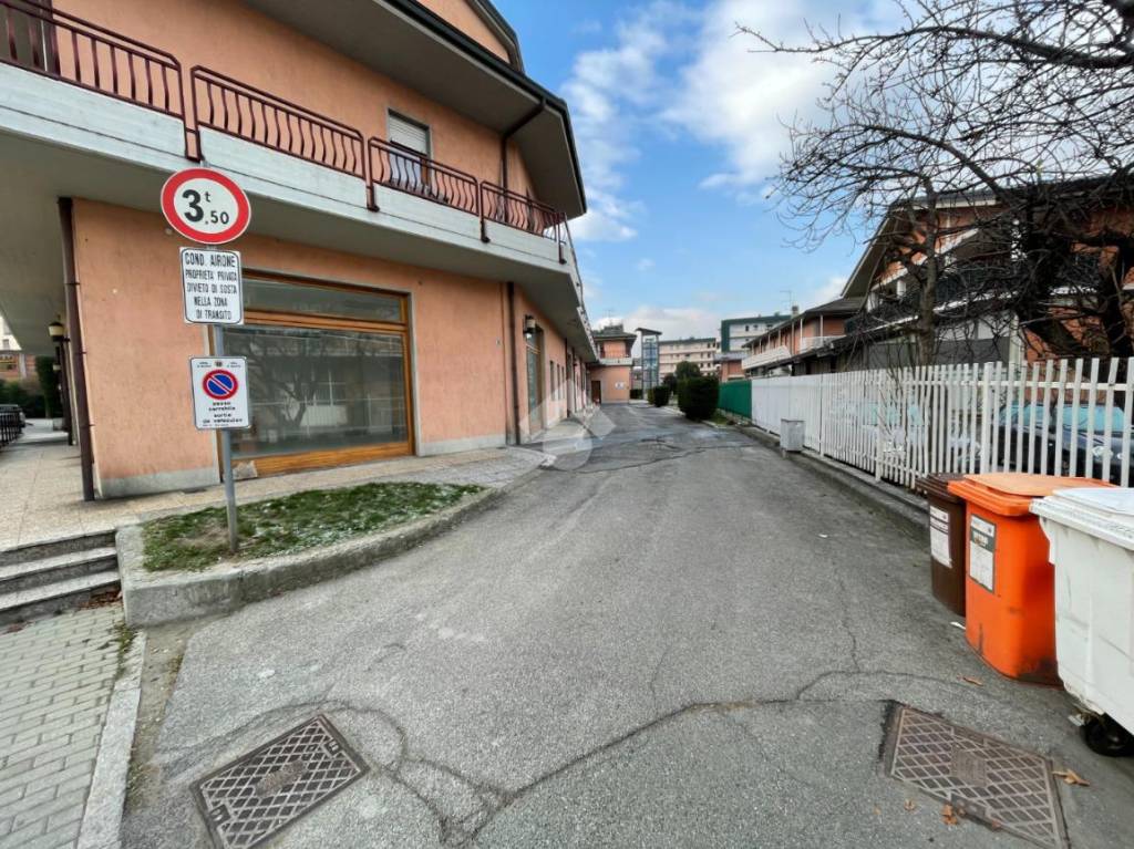Magazzino in vendita ad Aosta via Kaolack, 32