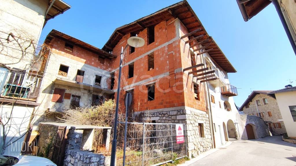 Casa Indipendente in vendita a Vallelaghi via al Castel Romano, 6