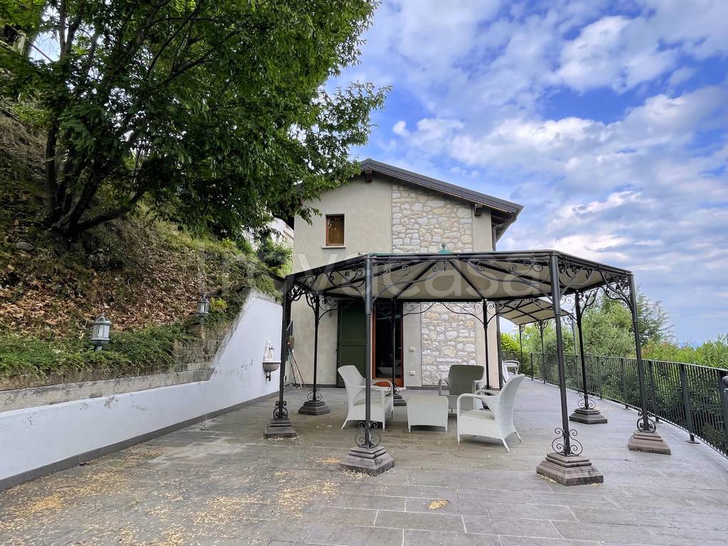 Villa in vendita a Polpenazze del Garda via Novaglio