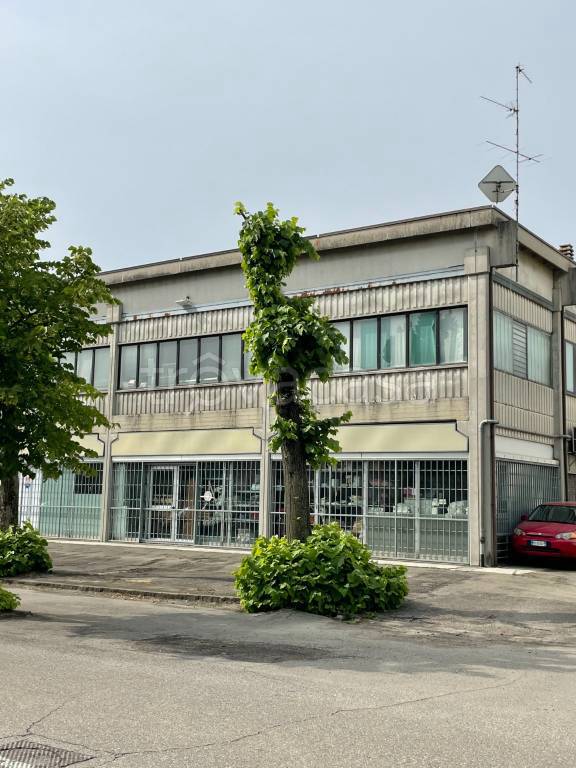Capannone Industriale in vendita a Modena via Staffette Partigiane