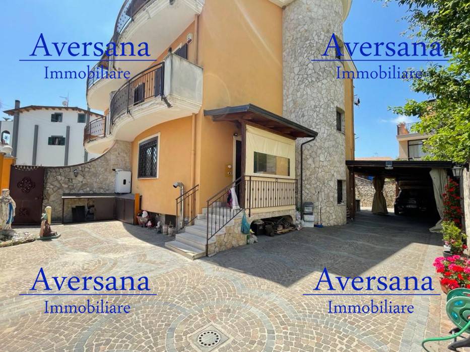 Villa Bifamiliare in vendita a Parete via Arco Sant'Antonio