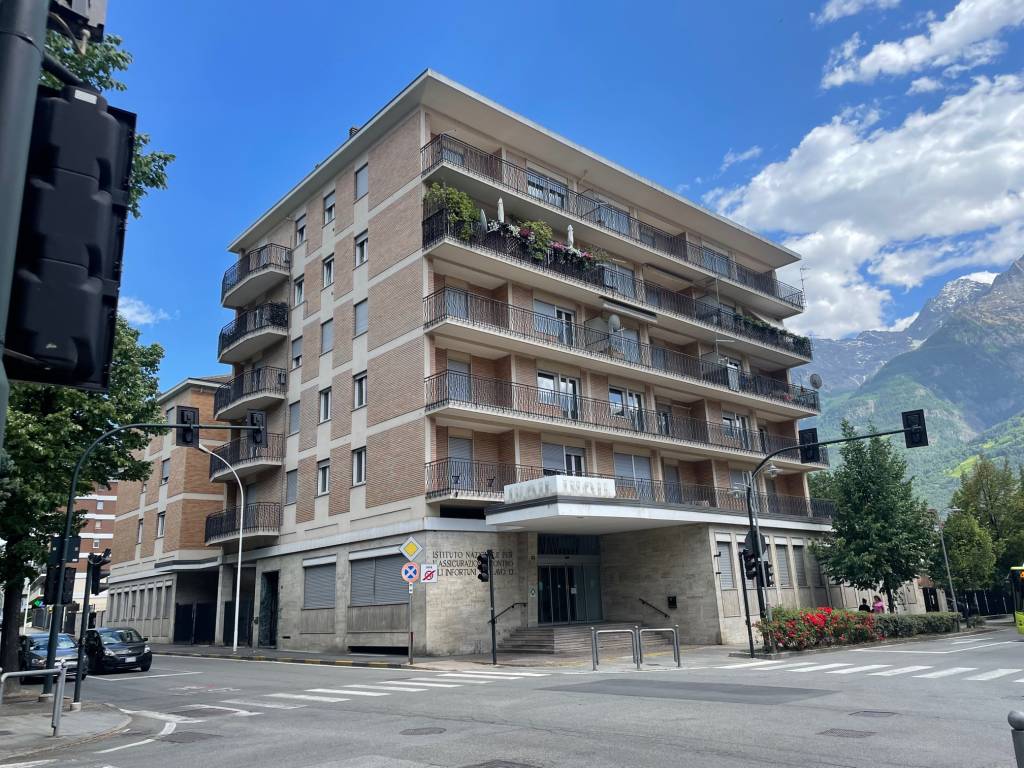Intero Stabile in vendita ad Aosta viale Federico Chabod, 2