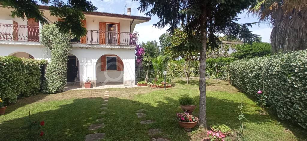 Villa Bifamiliare in vendita a Sabaudia viale delle Peonie