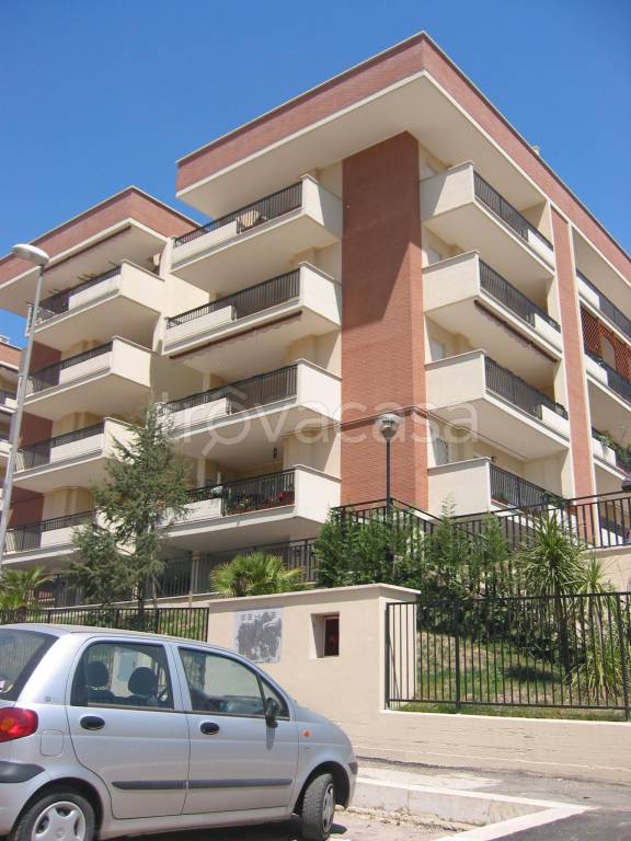 Appartamento in vendita a Roma via Raoul Chiodelli