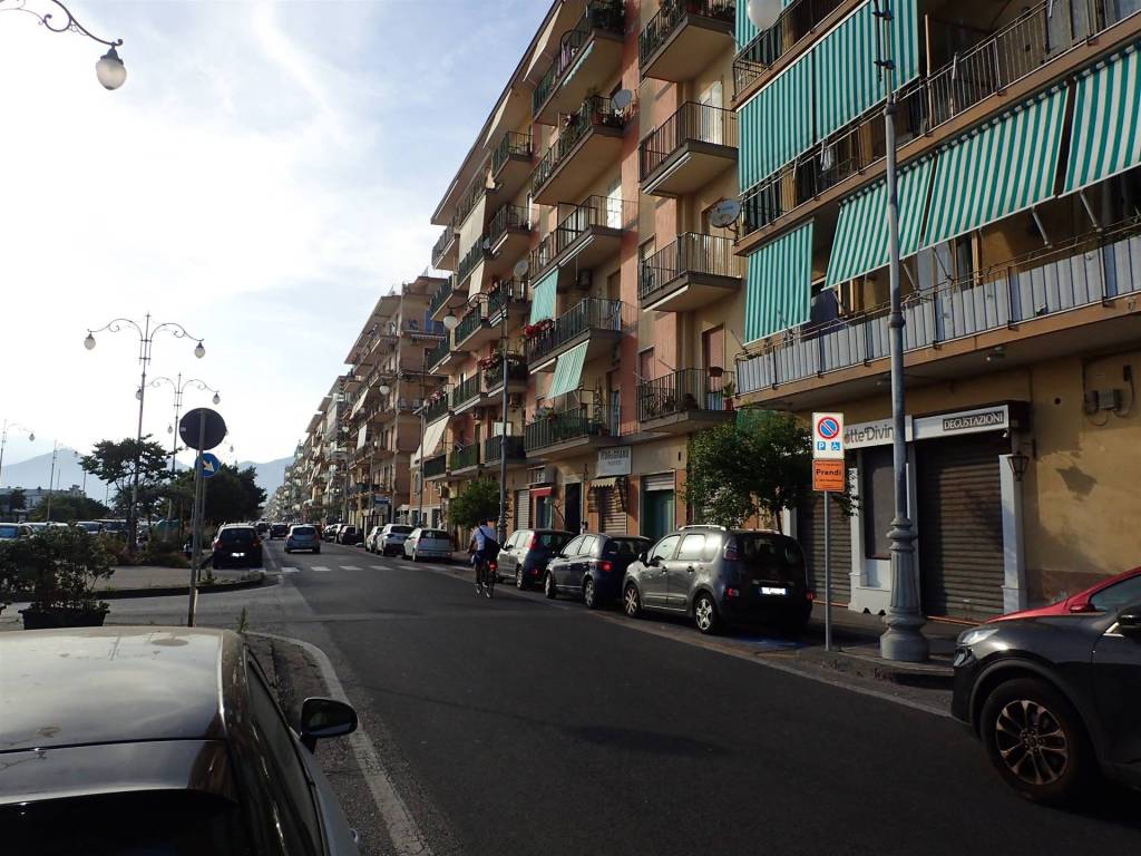 Negozio in affitto a Salerno via leucosia, 101 a