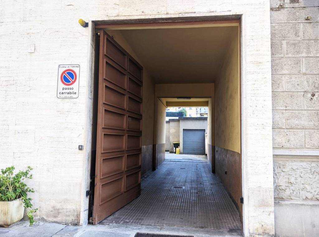 Garage in vendita a Torino via Fratelli Giuseppe e Antonio Carle, 54