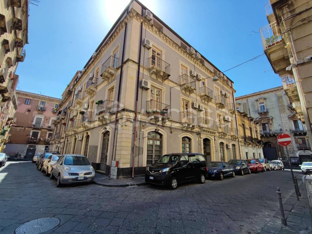 Intero Stabile in vendita a Catania via Politi