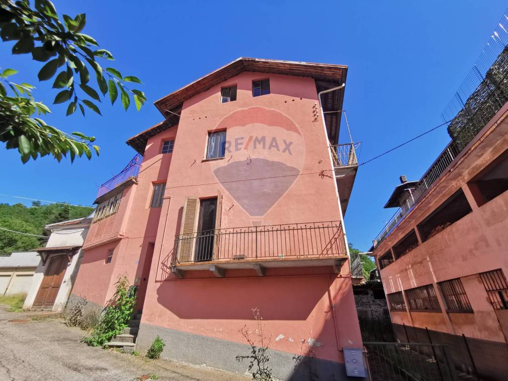 Casa Indipendente in vendita a Valdilana via Campore, 49