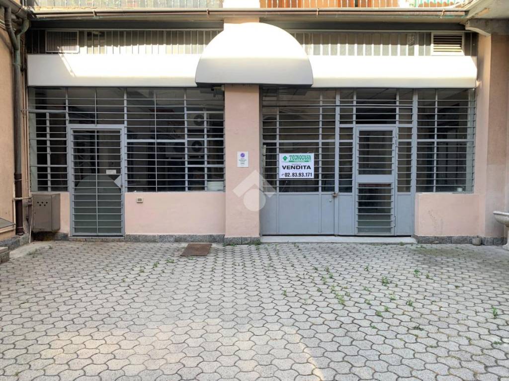 Capannone Industriale in vendita a Milano via Giacinto Bruzzesi