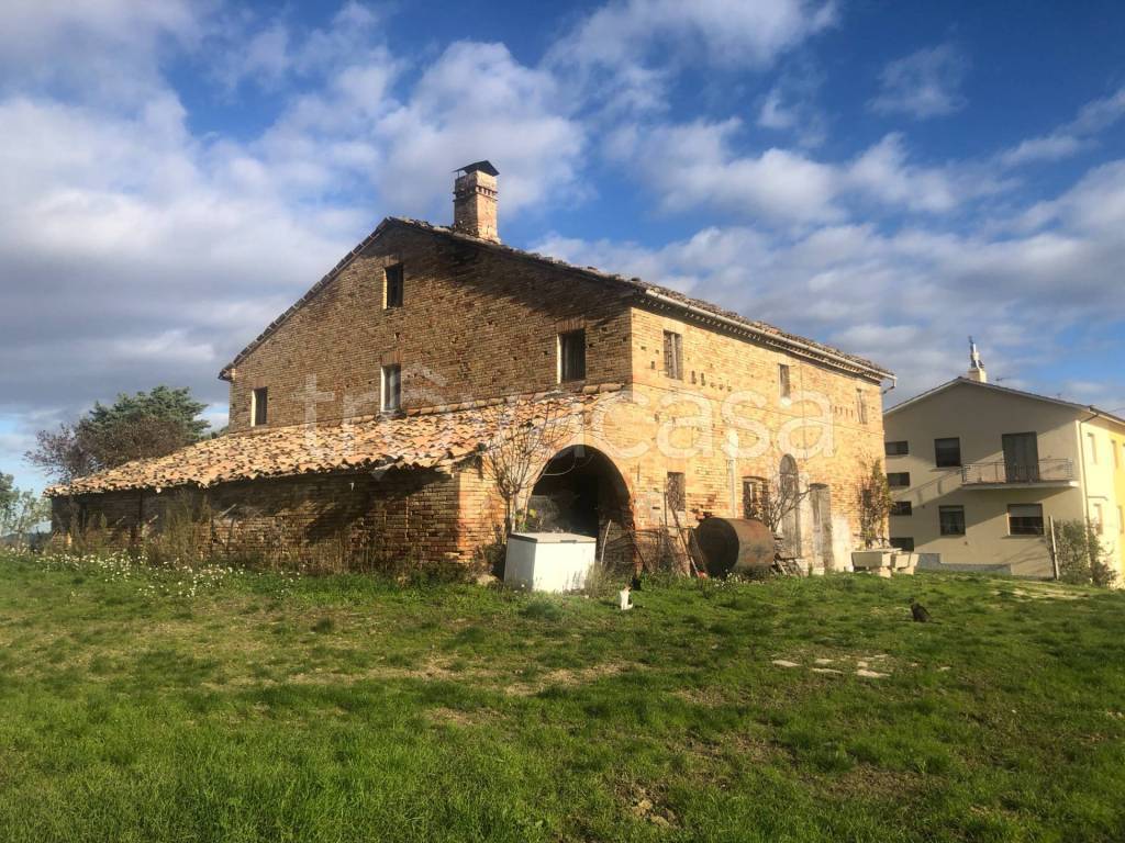 Casa Indipendente in vendita a Loro Piceno contrada vignali bagnare, 39