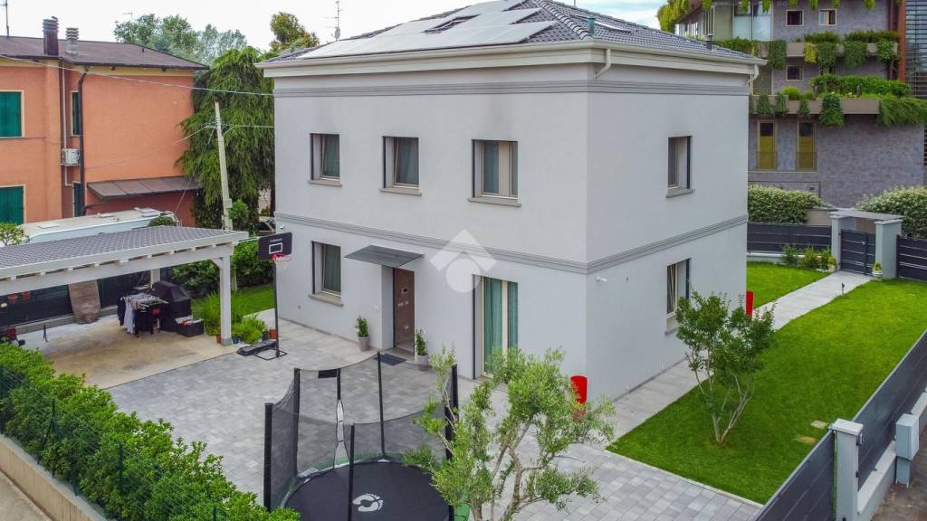 Villa in vendita a Reggio nell'Emilia via Francesco Zinani, 2