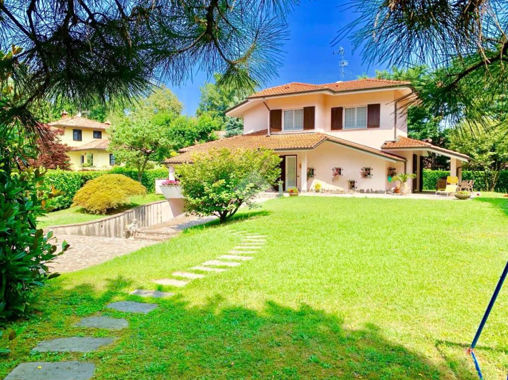 Villa in vendita a Oggiono via frazione castello d'oggiono, 55